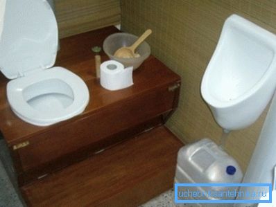 Amatőr fénykép az eredeti tervezési megoldás a víkendházas WC kialakításához Amatőr fénykép az eredeti tervezési megoldás a víkendházas WC kialakításához