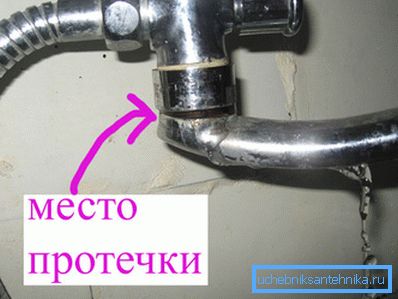 Amatőr fotó egy hasonló termékről, amely egy vízszivárgás helyét mutatja Amatőr fotó egy hasonló termékről, amely egy vízszivárgás helyét mutatja