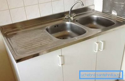 Egy speciális kabinetbe szerelt, szabványos autómosó amatőr fotója Egy speciális kabinetbe szerelt, szabványos autómosó amatőr fotója
