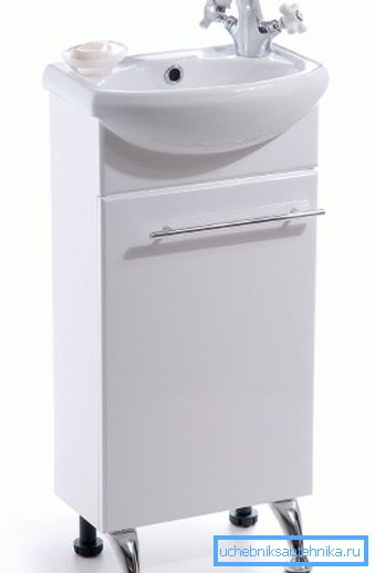 Kis mosdó káddal WC-vel.