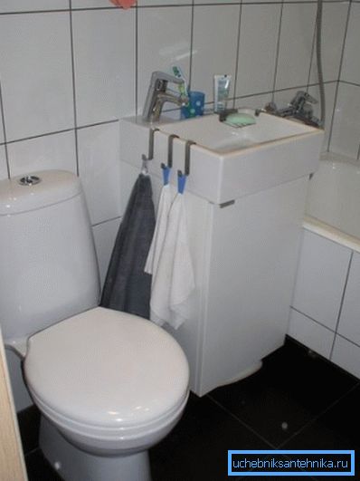 Kis mosogató szekrénnyel egy kis területre WC-vel Kis mosogató szekrénnyel egy kis területre WC-vel