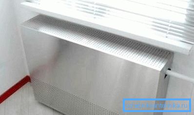 Fémhüvely a radiátoron, lyukakkal szabad levegőáramlásra Fémhüvely a radiátoron, lyukakkal szabad levegőáramlásra