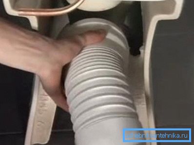 A mandzsetta felhelyezése a WC-kagyló kimenetére A mandzsetta felhelyezése a WC-kagyló kimenetére