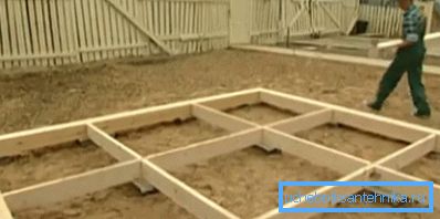 A pántok rögzítése és a padlóra való késleltetés A pántok rögzítése és a padlóra való késleltetés