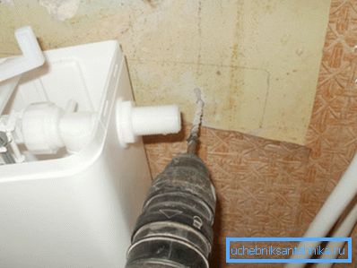 Műanyag flush tank felszerelése a fal felületén