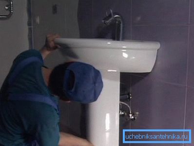 Műanyag mosdóelemek felszerelése