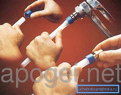 Csatlakozások szerelése a térhálósított polietilén csővezetékén. Csatlakozások szerelése a térhálósított polietilén csővezetékén.
