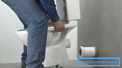 WC-csésze felszerelése előre rögzített konzolokra WC-csésze felszerelése előre rögzített konzolokra