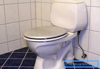 A vécécsésze kialakítása egy kerámia csempe padlóján.