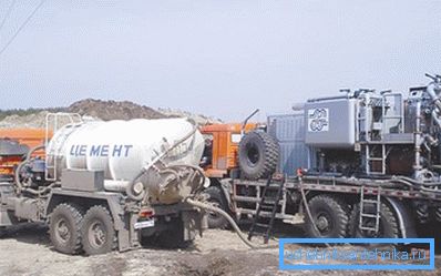 A fotó - a mobil berendezés komplexum a cement fúrólyuk. A fotó - a mobil berendezés komplexum a cement fúrólyuk.