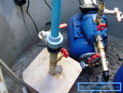 A fotófelszíni pumpa a gödörben. A fotófelszíni pumpa a gödörben.