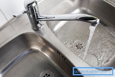 A képen két azonos tálat tartalmazó mosogató látható. A képen két azonos tálat tartalmazó mosogató látható.