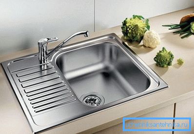 A képen egy fészek típusú mosogató látható. A képen egy fészek típusú mosogató látható.