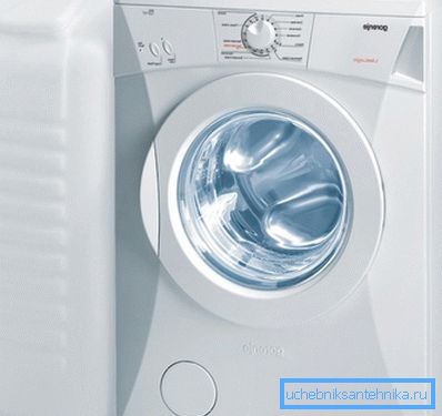 A kép egy mosógépet mutat, anélkül, hogy csatlakozna a vízellátáshoz. A kép egy mosógépet mutat, anélkül, hogy csatlakozna a vízellátáshoz.
