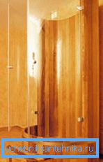 A képen: zuhanyfülkék fából készült fürdőhöz - kiváló megoldás, amely tökéletesen illeszkedik a környezetbe.