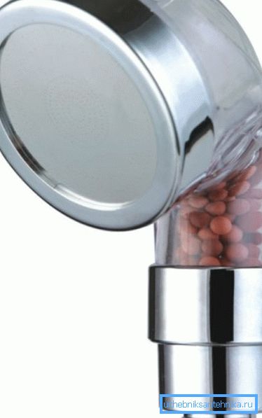 A képen jól látható a töltőanyag az öntöződobozban. A képen jól látható a töltőanyag az öntöződobozban.
