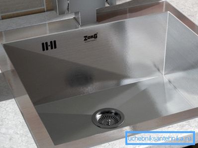 A képen: Ideális a mosogató beépítéséhez szakemberek nélkül. A képen: Ideális a mosogató beépítéséhez szakemberek nélkül.