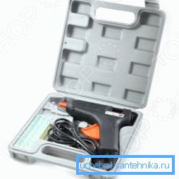 A képen egy speciális eszköz látható - pisztoly a ragasztóhoz (a dolog kényelmes, hasznos lehet a háztartásban)