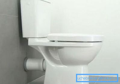 A fényképen, ha a wc-t a csempézett padlóhoz rögzítik, nem nehéz, ha ismeri a technológia összes jellemzőjét
