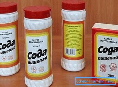 A fotó konyhai szódában, amely a WC tisztítására használható A fotó konyhai szódában, amely a WC tisztítására használható