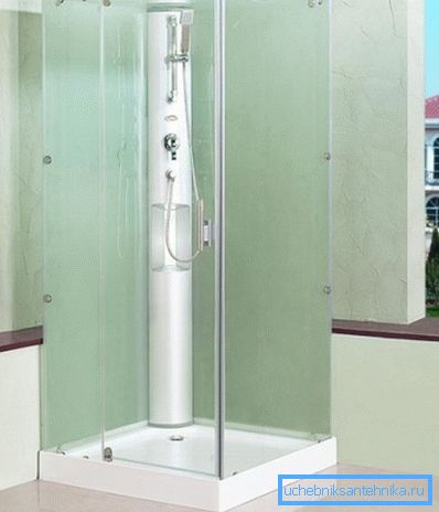 A képen: a négyszögletes zuhanytálcák csuklós ajtóval nagyon elegánsak. A képen: a négyszögletes zuhanytálcák csuklós ajtóval nagyon elegánsak.