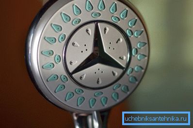 A képen - egy öntöződoboz gumi fúvókákkal és egy mód kapcsolóval. A képen - egy öntöződoboz gumi fúvókákkal és egy mód kapcsolóval.