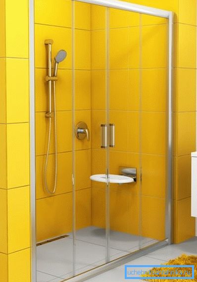 A fényképen - az ajtó zárómechanizmusa nem engedi meg a vizet a szobába. A fényképen - az ajtó zárómechanizmusa nem engedi meg a vizet a szobába.