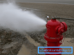 A fényképen: a tűzoltó berendezés szabadtéri vízellátását rendszeresen ellenőrizni kell a teljesítmény érdekében.