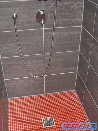 A képen: a raklap hiánya lehetõvé teszi, hogy a design a padlóhoz érjen, ami lényegesen növeli a mozgás biztonságát, mert a zuhanyzó felületének nedvességi felülete gyakran nedves A képen: a raklap hiánya lehetõvé teszi, hogy a design a padlóhoz érjen, ami lényegesen növeli a mozgás biztonságát, mert a zuhanyzó felületének nedvességi felülete gyakran nedves