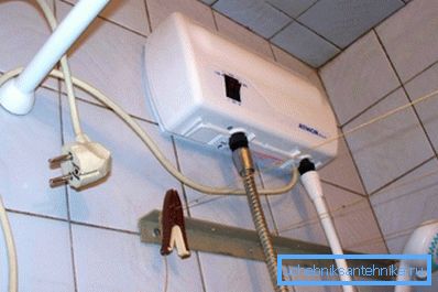 A fényképen - csatlakoztassa a zuhanycsövet. A fényképen - csatlakoztassa a zuhanycsövet.