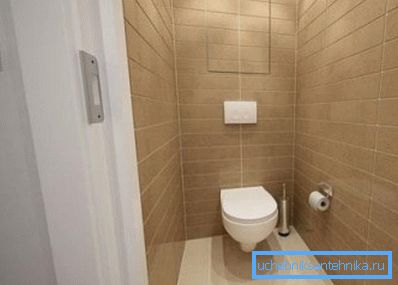 A fényképen lógó WC-vel együtt egy hamis fal