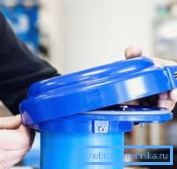 A képen látható a test alsó és felső részének egyesítésének folyamata. A képen látható a test alsó és felső részének egyesítésének folyamata.