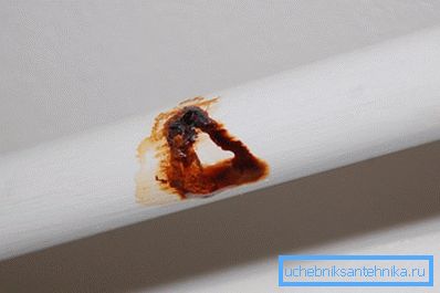 A képen látható, hogy a korrózió hogyan rontja le az acélcsövet.