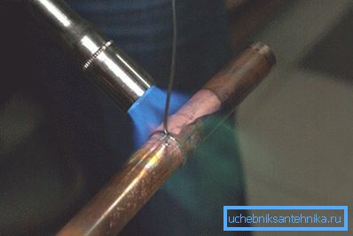 A fotó a magas hőmérsékletű forrasztás folyamatát mutatja. A fotó a magas hőmérsékletű forrasztás folyamatát mutatja.