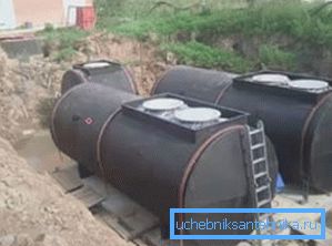 A képen a talajban tárolt tartályok láthatók.