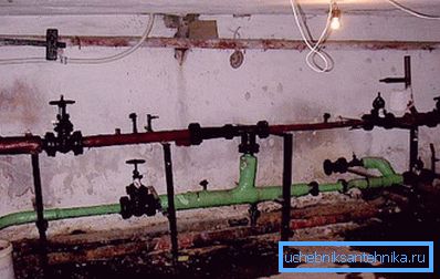 A képen látható egy valódi lift egység egy lakóház alagsorában. Minden, ami ellopható, eltávolításra kerül. A képen látható egy valódi lift egység egy lakóház alagsorában. Minden, ami ellopható, eltávolításra kerül.