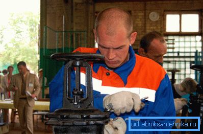 A fényképen - az állványon lévő szelep felülvizsgálata. A fényképen - az állványon lévő szelep felülvizsgálata.