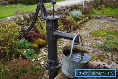 A képen: a kézi szivattyú nem függ a villamos energiától, így bárhol elhelyezhető. A képen: a kézi szivattyú nem függ a villamos energiától, így bárhol elhelyezhető.
