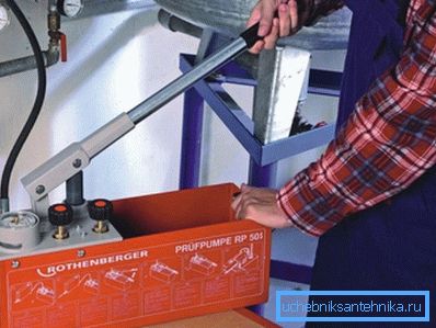 A képen: a kézi szivattyú lehetővé teszi a rendszer gyors és hatékony betöltését. A képen: a kézi szivattyú lehetővé teszi a rendszer gyors és hatékony betöltését.