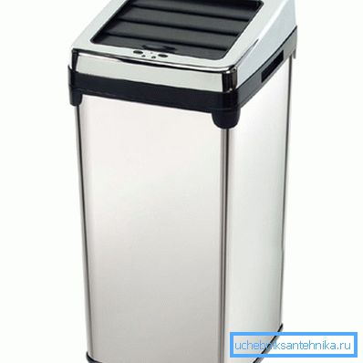 A képen - egy szemetes eszköz a szemét dobására A képen - egy szemetes eszköz a szemét dobására