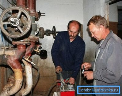 A képen a műszaki felügyelet munkatársa tesztmunkát végez. A képen a műszaki felügyelet munkatársa tesztmunkát végez.