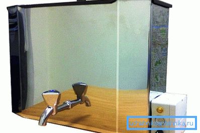 A képen - egy acél falra szerelt mosdó elektromos fűtéssel. A képen - egy acél falra szerelt mosdó elektromos fűtéssel.