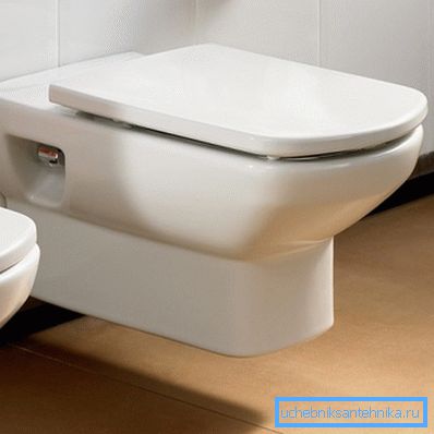 A képen: egy ilyen rendszer minimális hasznos helyet foglal el a fürdőszobában, ami nagyon fontos a kis területeken. A képen: egy ilyen rendszer minimális hasznos helyet foglal el a fürdőszobában, ami nagyon fontos a kis területeken.