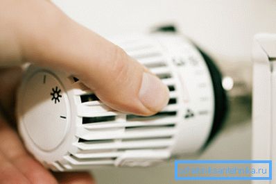 A képen a termosztát a radiátoron a hőmérséklet-indikátorok szabályozásához