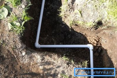 A képen a cső már le van fektetve az árokba (hegesztett kötés) A képen a cső már le van fektetve az árokba (hegesztett kötés)