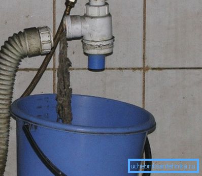 A fotó - eltávolítása szemetet közvetlenül a szifon. A fotó - eltávolítása szemetet közvetlenül a szifon.