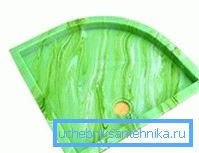 A fényképen - egy saroktálca mesterséges kőből A fényképen - egy saroktálca mesterséges kőből