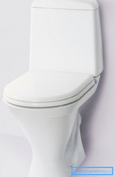 A képen - egy WC-vel, egy tálcával felszerelt öblítőtartály. A képen - egy WC-vel, egy tálcával felszerelt öblítőtartály.