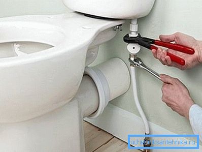 A képen - a szivárgások megszüntetése a tartályban lévő vízellátásban A képen - a szivárgások megszüntetése a tartályban lévő vízellátásban