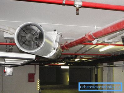 A fényképen - a ventilátor a kipufogócsatornán A fényképen - a ventilátor a kipufogócsatornán